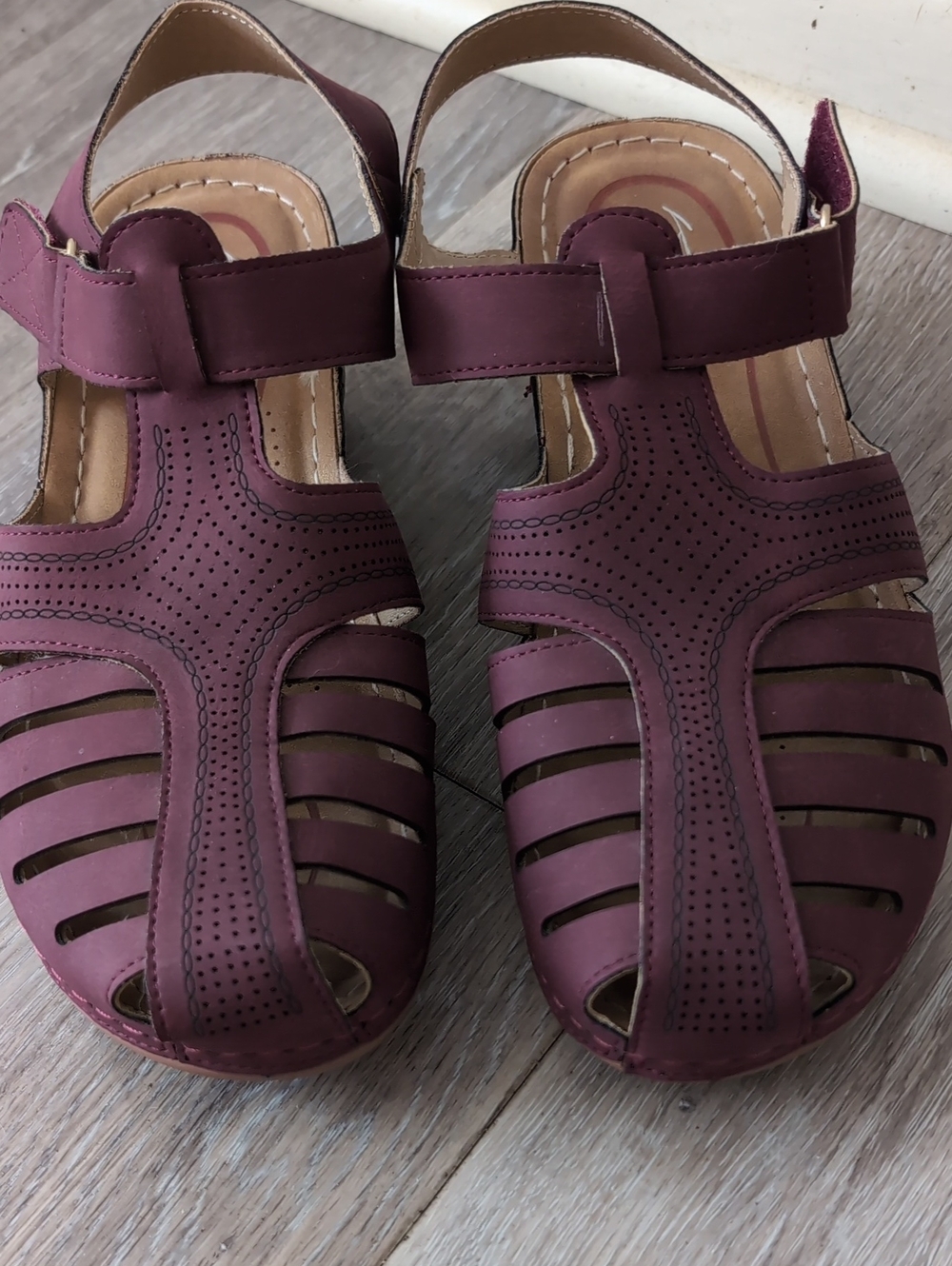 Women’s Strappy Closed-Toe Sandals in Plum